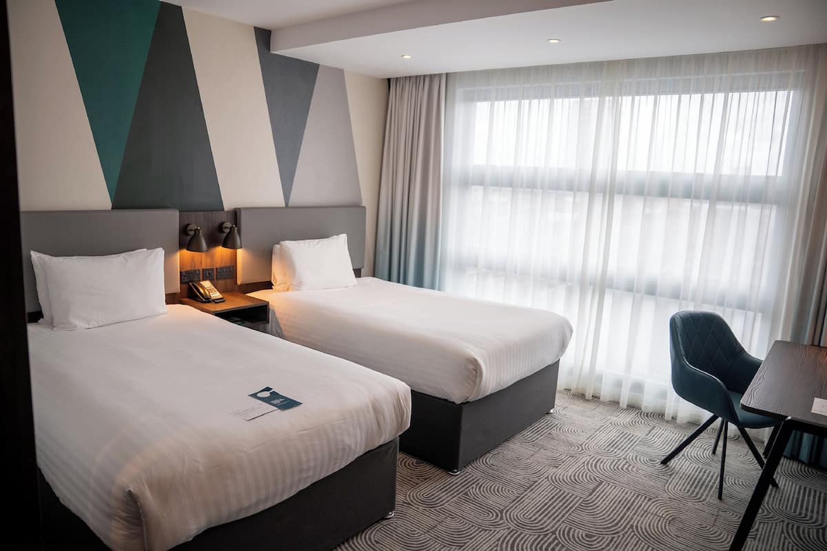 Standard Room, 2 Katil Bujang (Single) | Peralatan tempat tidur hipoalergenik, peti besi dalam bilik, meja