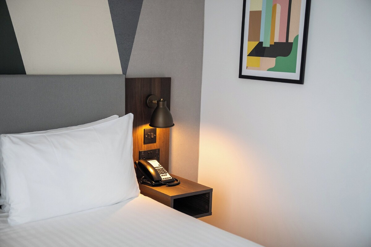 Hypo-allergenic bedding available, in-room safe, desk, laptop workspace