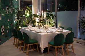 Frukost, lunch, middag och brunch serveras 
