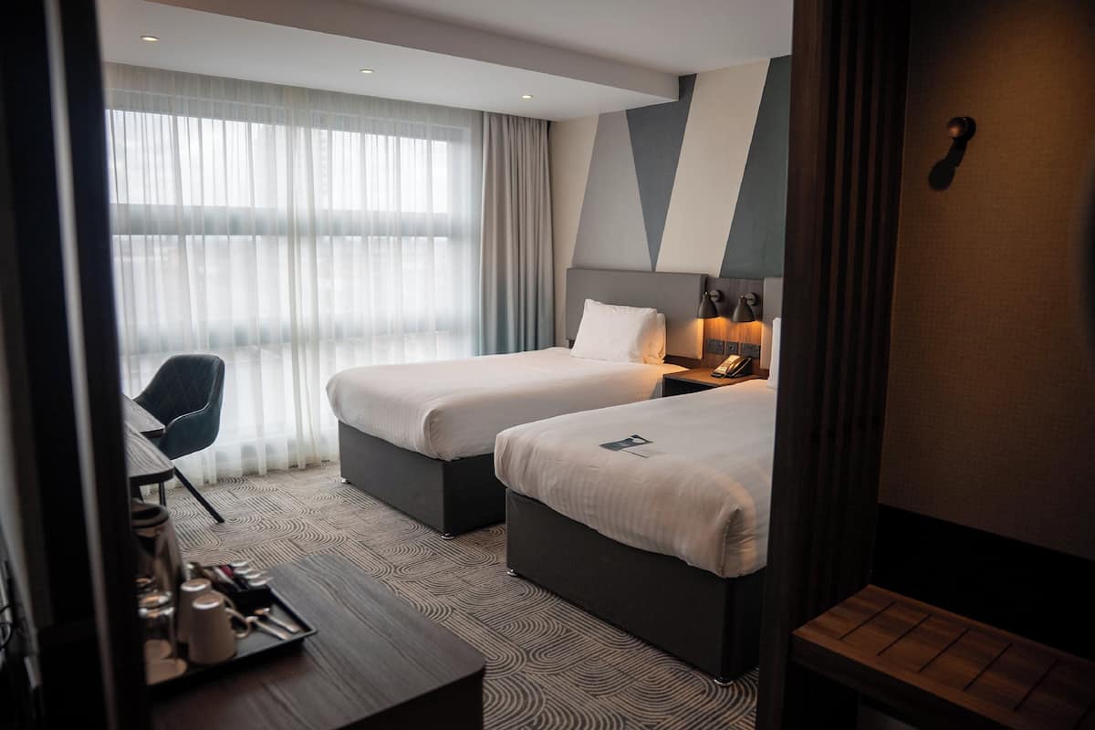 Habitación estándar, 2 camas individuales | Ropa de cama hipoalergénica, caja fuerte, escritorio