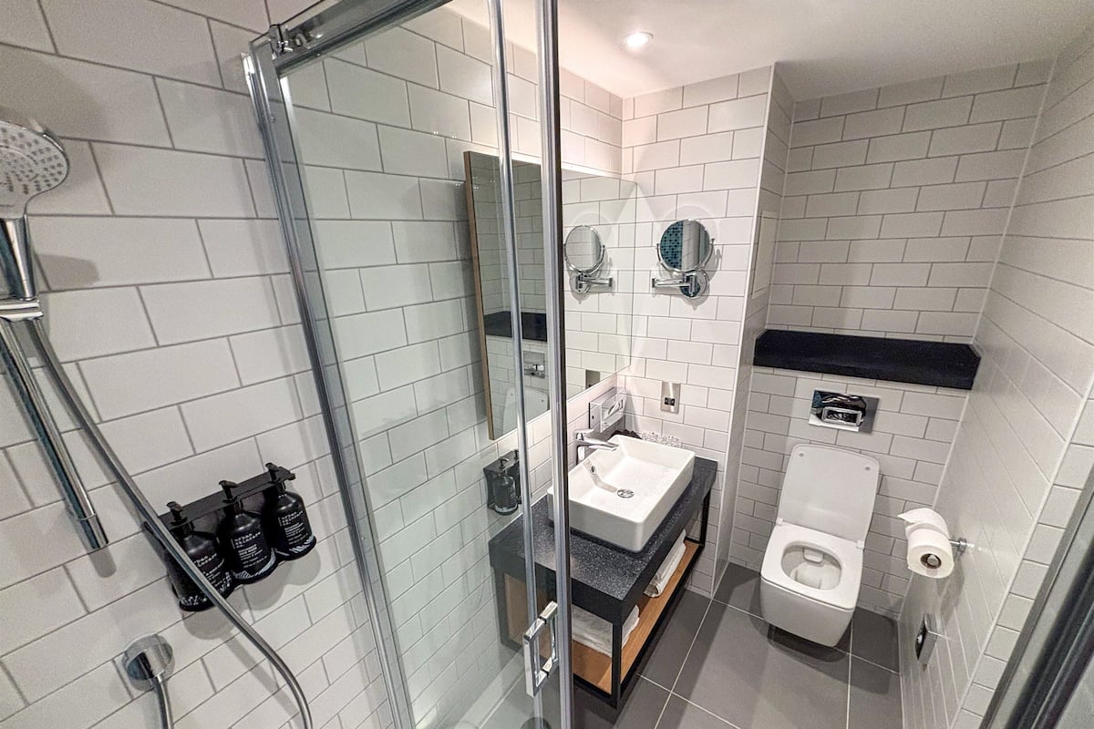 Standard Room, 2 Twin Beds | Bathroom | Free toiletries, hair dryer, towels