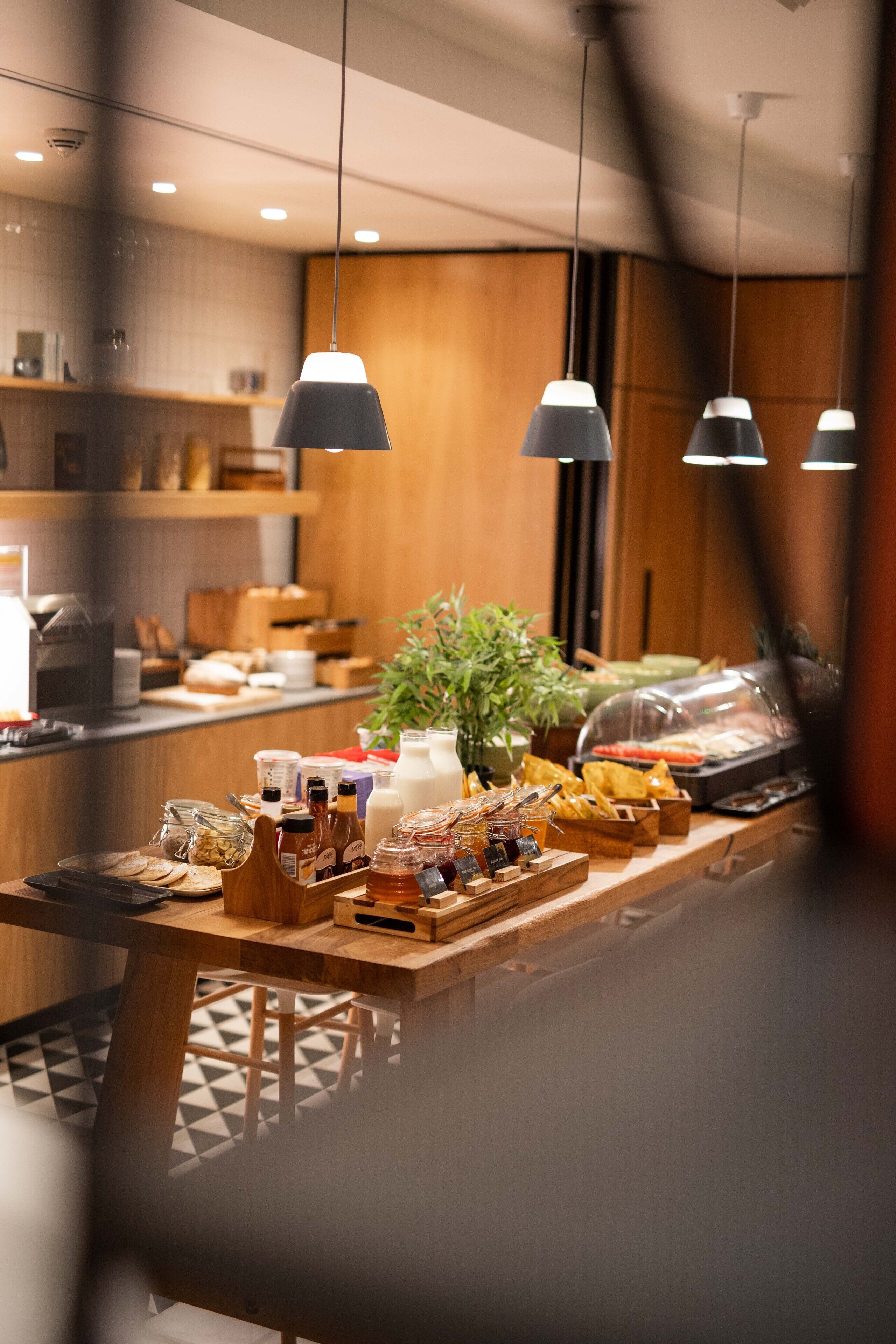 daily full breakfast (gbp 15.95 per person)