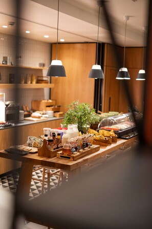 Full breakfast for a fee on weekdays - Holiday Inn London - Whitechapel by IHG (London)