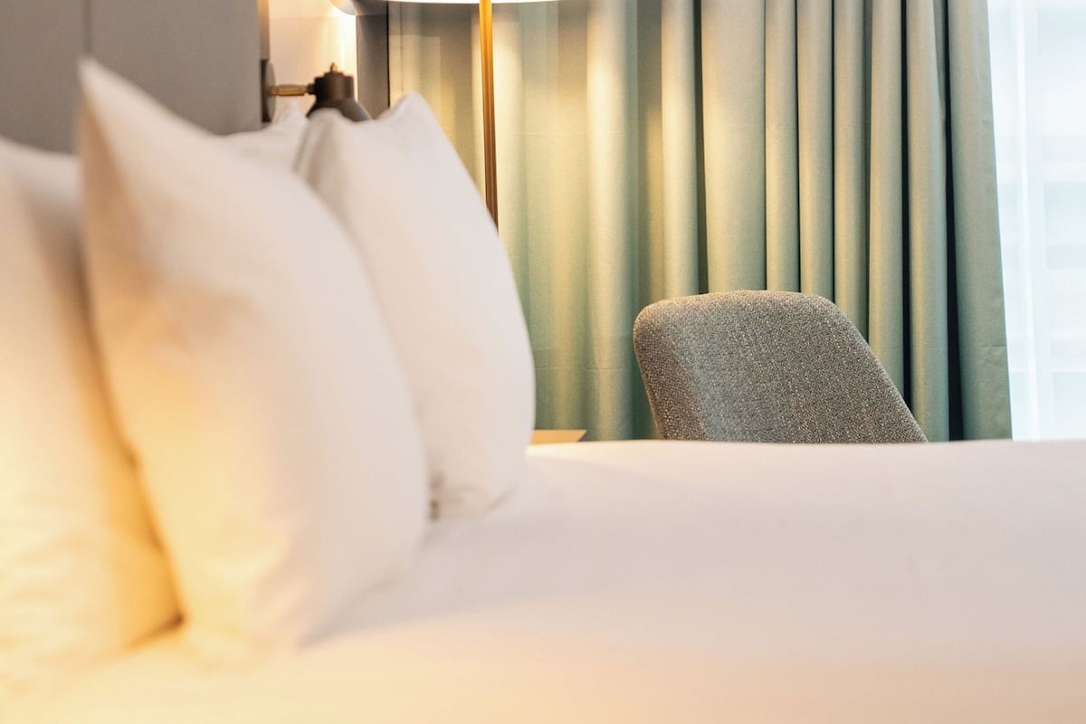 Habitación Premium | Ropa de cama hipoalergénica, caja fuerte, escritorio