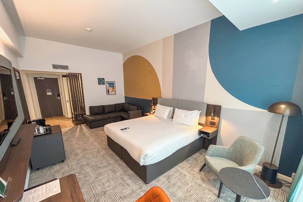 Habitación Premium, 1 cama de matrimonio grande con sofá cama | Ropa de cama hipoalergénica, caja fuerte, escritorio