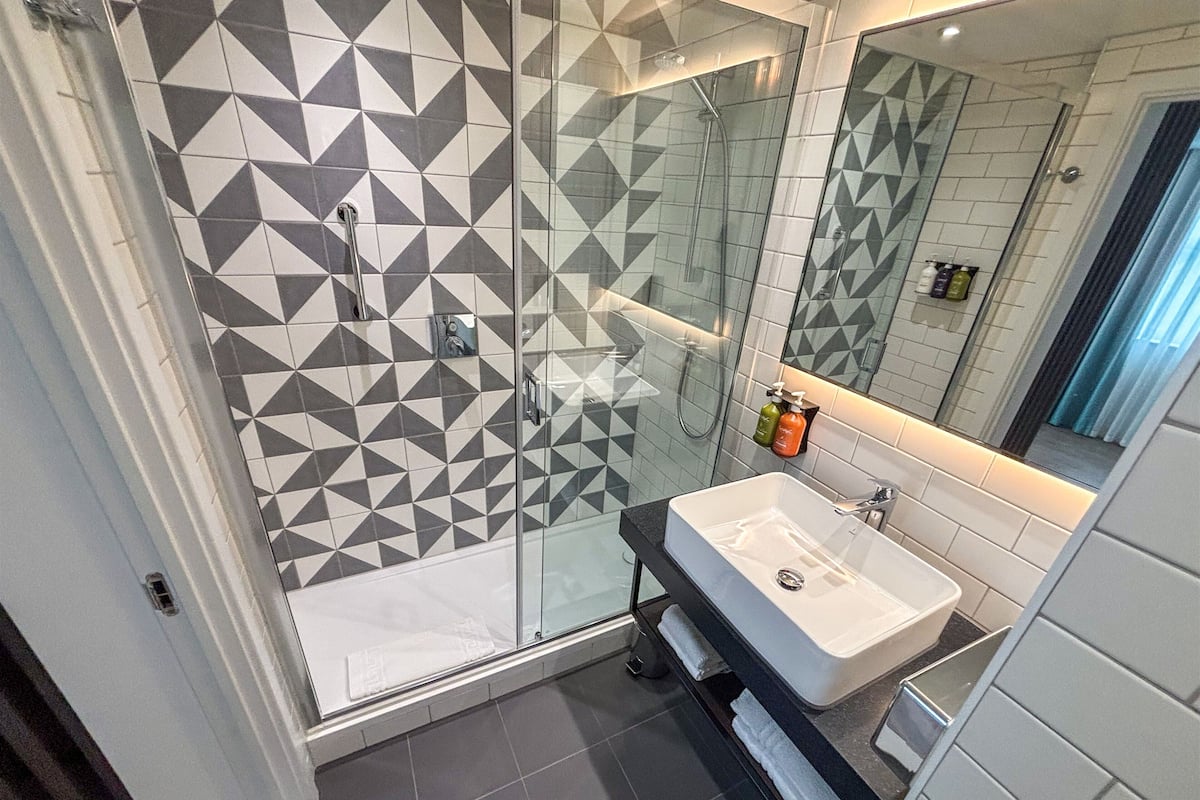 Standard Room, 1 Double Bed | Bathroom | Free toiletries, hair dryer, towels