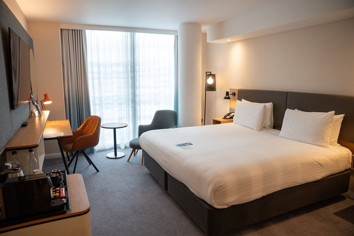 Hypo-allergenic bedding, in-room safe, desk, laptop workspace