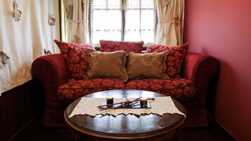 Suite superior | Zona de estar | Una televisión de pantalla plana