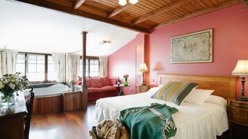 Caja de seguridad en la habitación y tabla de planchar con plancha