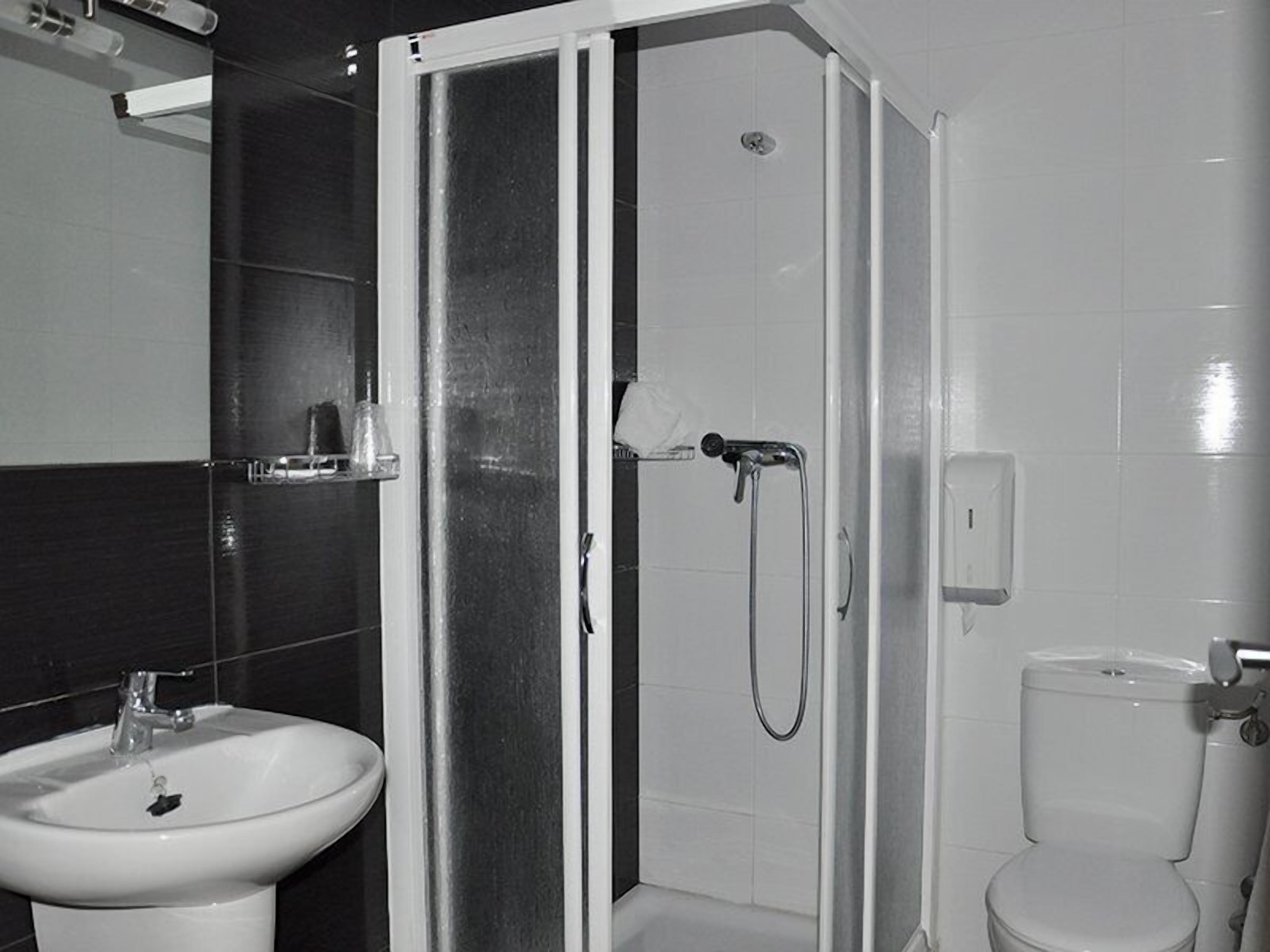 Double or Twin Room | Bathroom | Free toiletries, hair dryer, towels