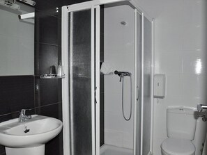 Double or Twin Room | Bathroom | Free toiletries, hair dryer, towels - Hm Alfaro (Alfaro)