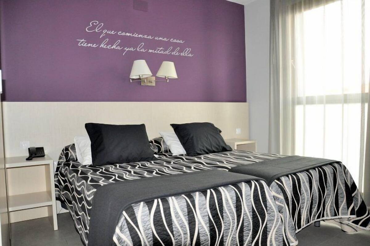 Habitación con 1 cama matrimonial o 2 individuales | Escritorio, cortinas blackout, insonorización y wifi gratis 