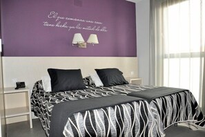 Escritorio, cortinas blackout, sistema de insonorización y wifi gratis