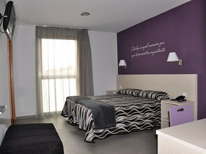 Double or Twin Room | Desk, blackout drapes, soundproofing, free WiFi - Hm Alfaro (Alfaro)