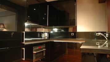 Geladeira grande, micro-ondas, fogão, cooktop