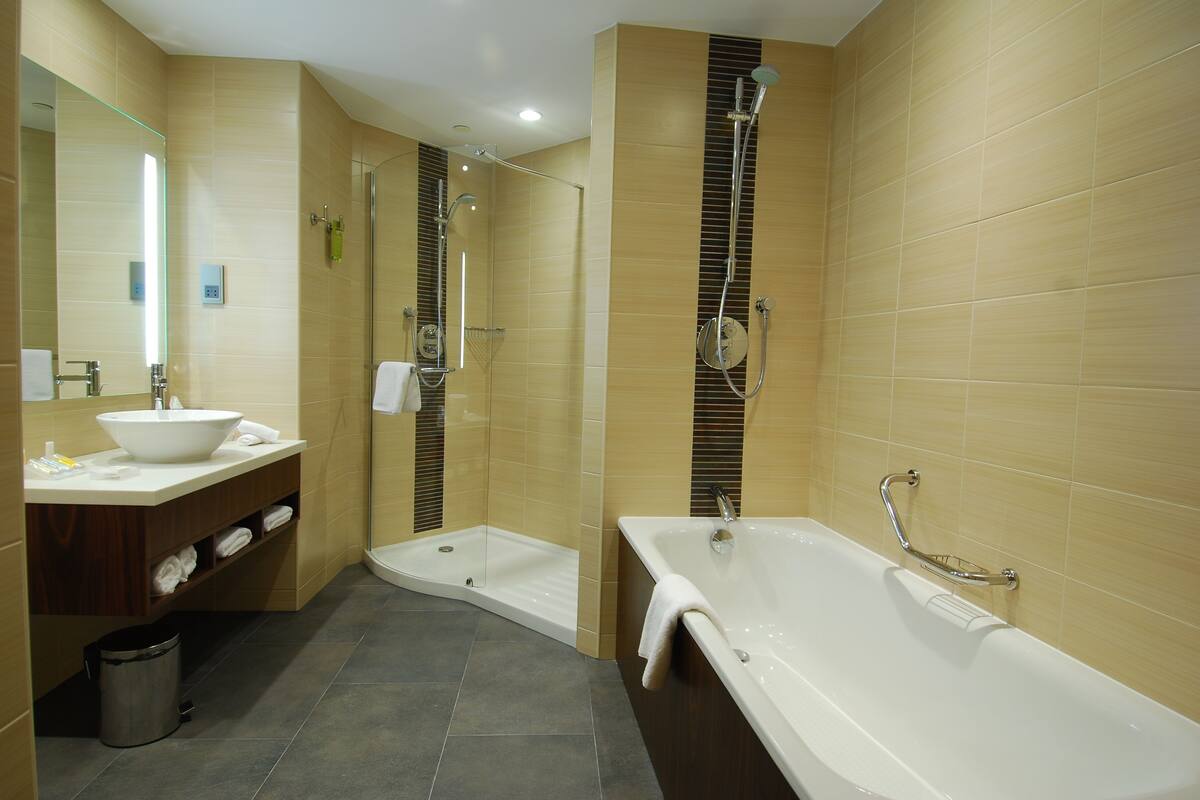 suite, 1 bedroom | bathroom | combined shower/bathtub, deep-soaking bathtub, free toiletries