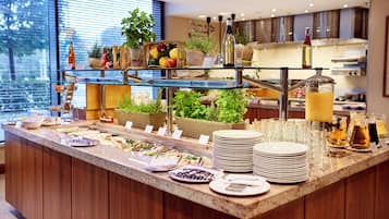 Desayuno buffet todos los días (PLN 49 por persona)