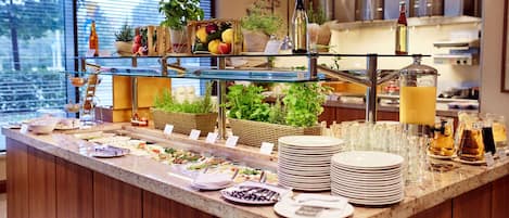 Desayuno buffet todos los días (PLN 49 por persona)