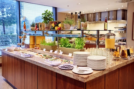 Desayuno buffet diario (PLN 49 por persona)
