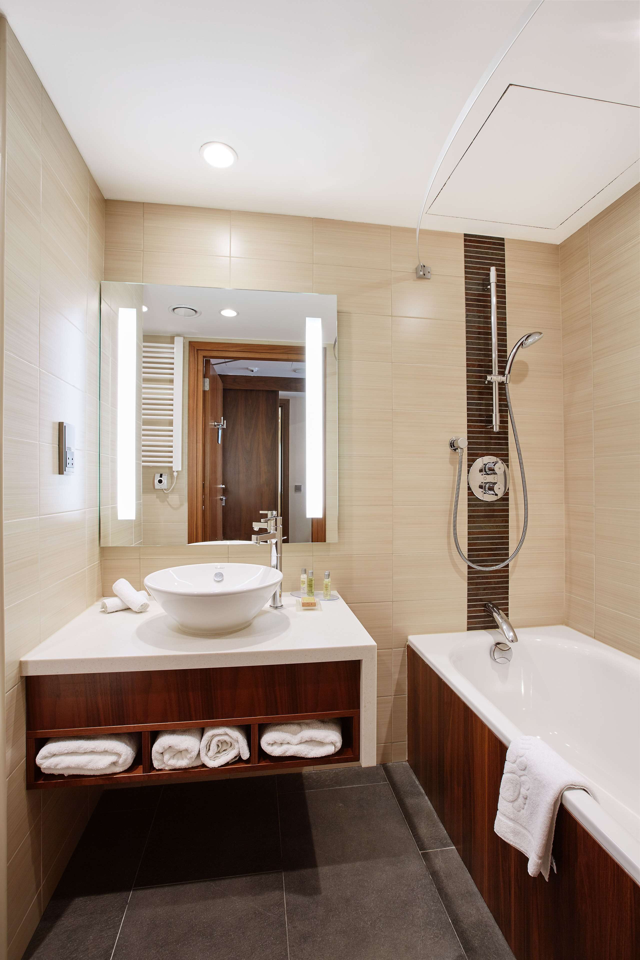 room, 1 king bed | bathroom | combined shower/bathtub, deep-soaking bathtub, free toiletries
