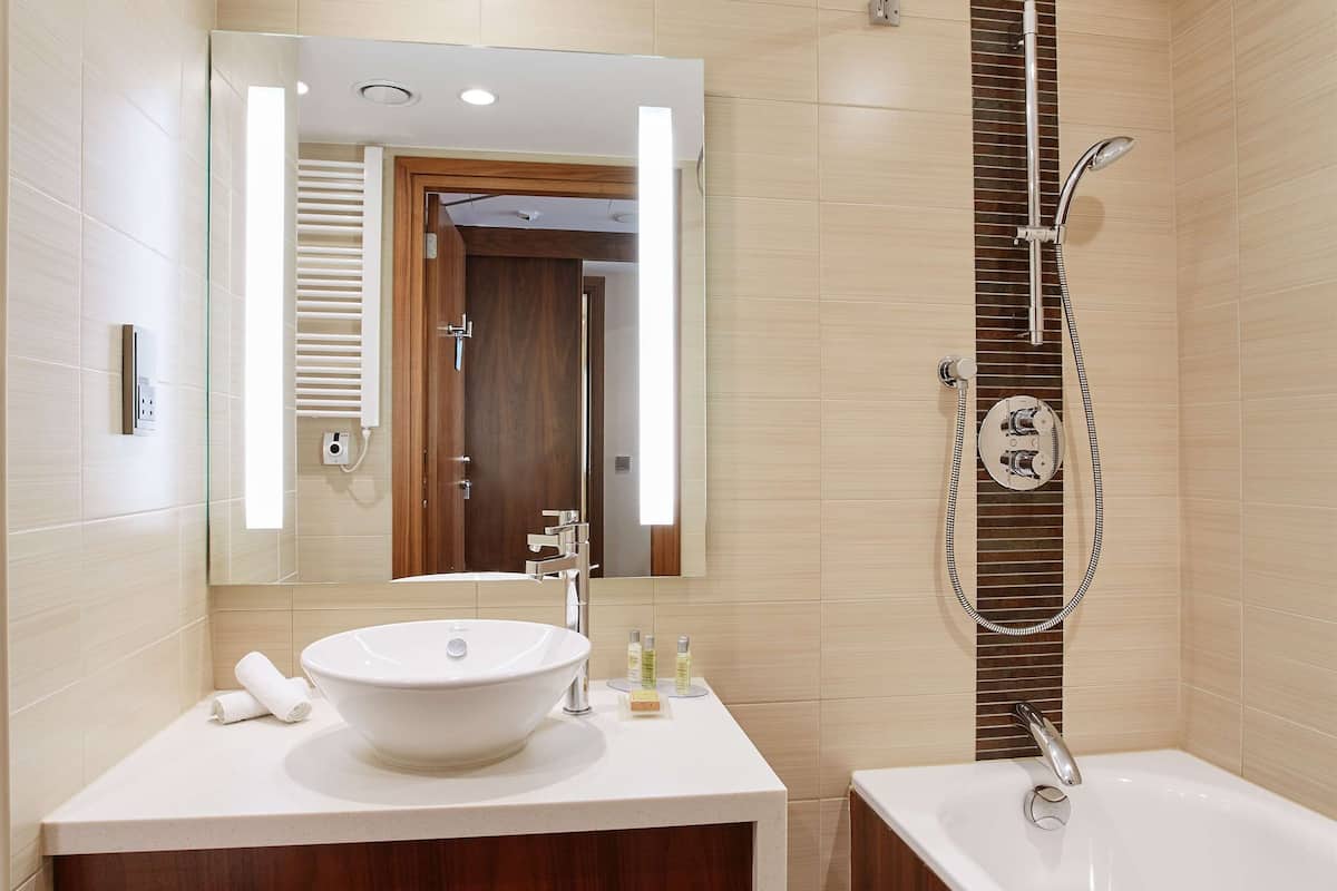 room, 1 king bed | bathroom | combined shower/bathtub, deep-soaking bathtub, free toiletries