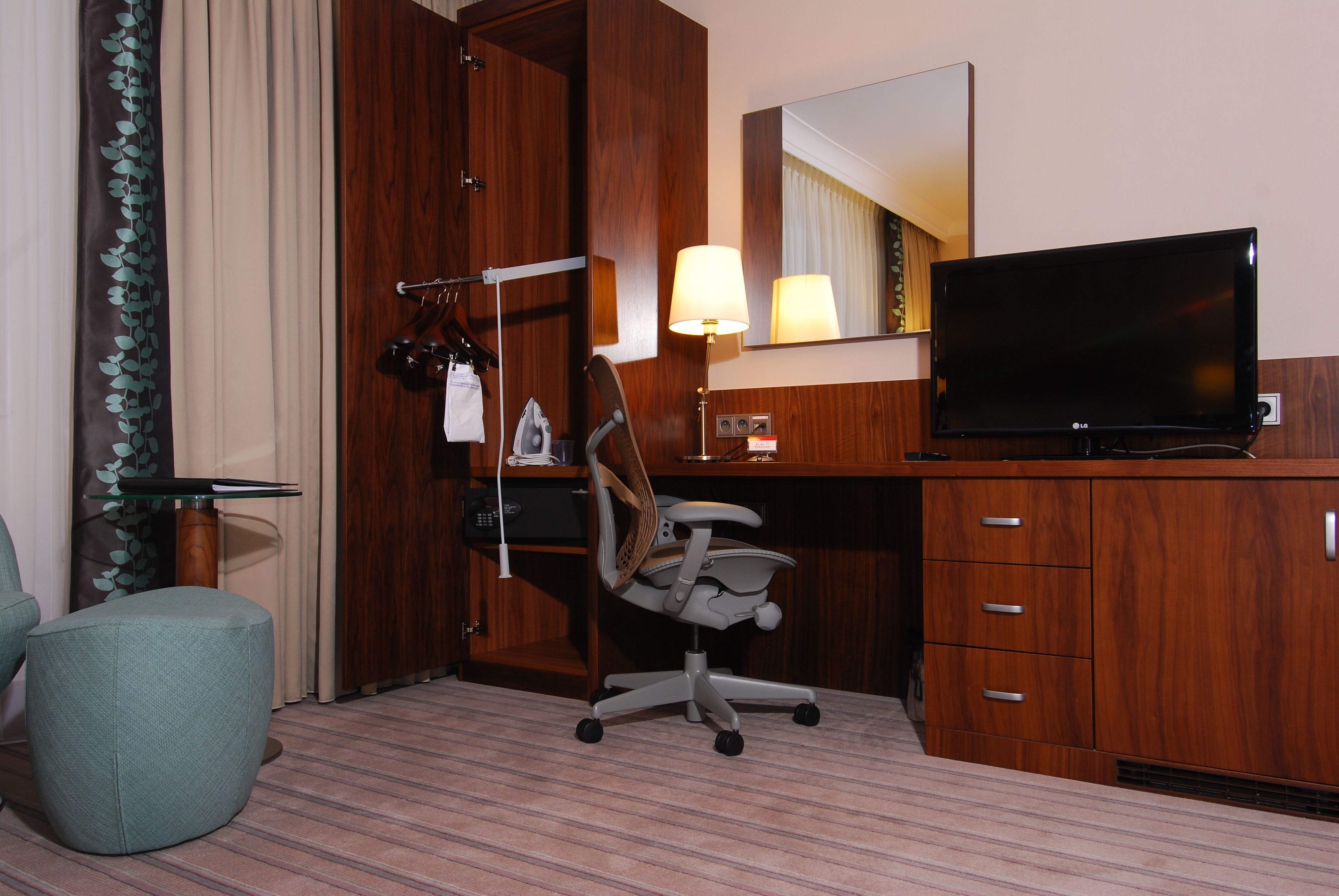 room, 1 queen bed, accessible | premium bedding, select comfort beds, minibar, in-room safe