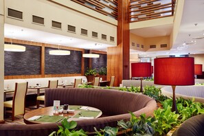 حيث تُقدم وجبات الإفطار، الغداء، العشاء، الأطباق العالمية