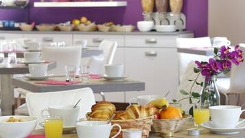 TĂ€gliches FrĂŒhstĂŒcksbuffet (10 EUR pro Person)