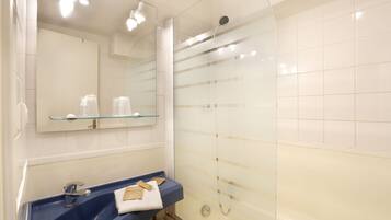 Combined shower/bathtub, free toiletries, hair dryer