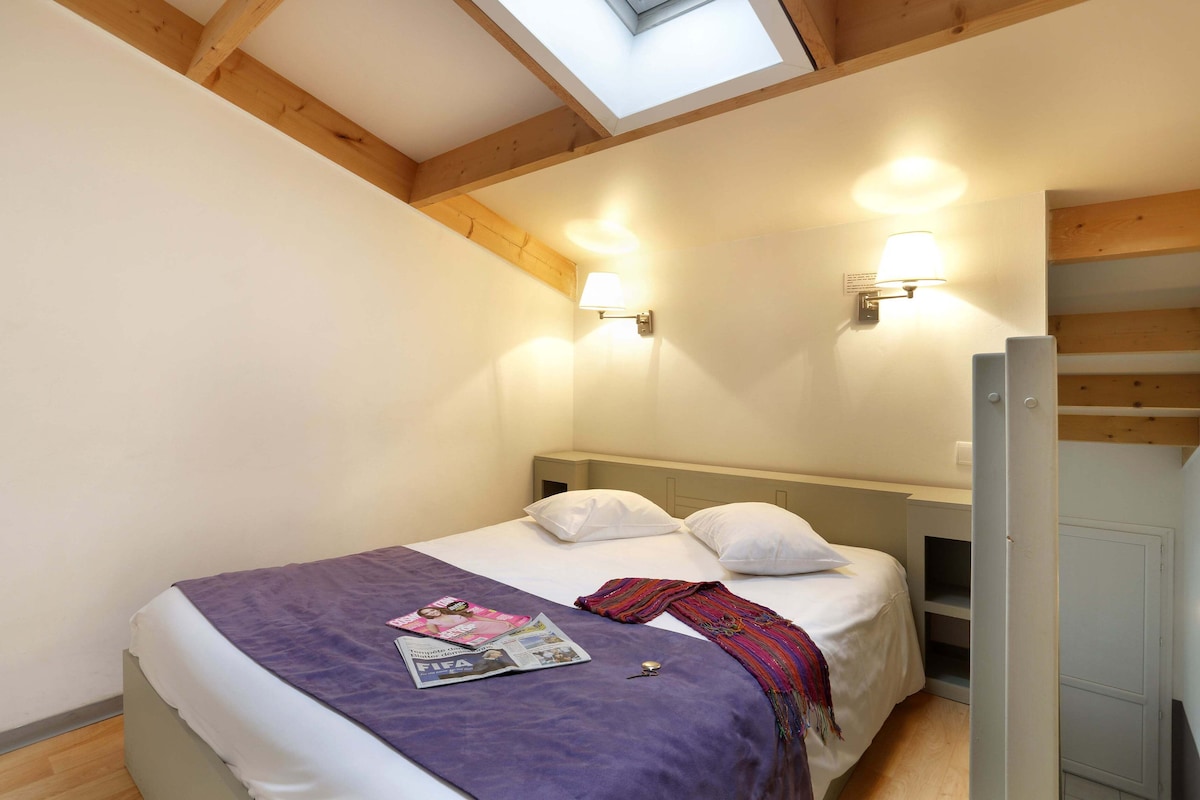 Iron/ironing board (on request), cribs (surcharge), WiFi (free)