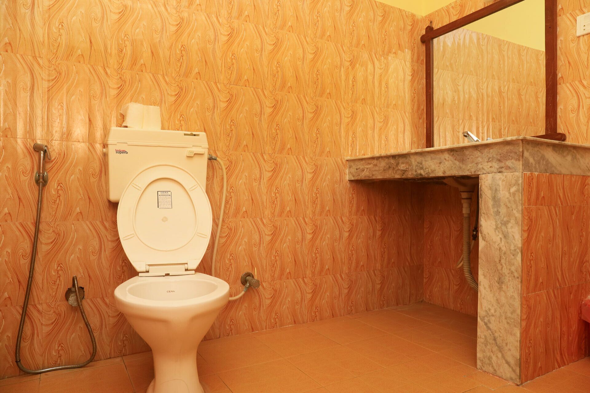 Un baño con inodoro, ducha y lavamanos.