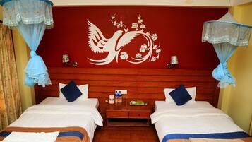 Quarto de hotel com duas camas, cabeceira de madeira e um mural decorativo na parede.
