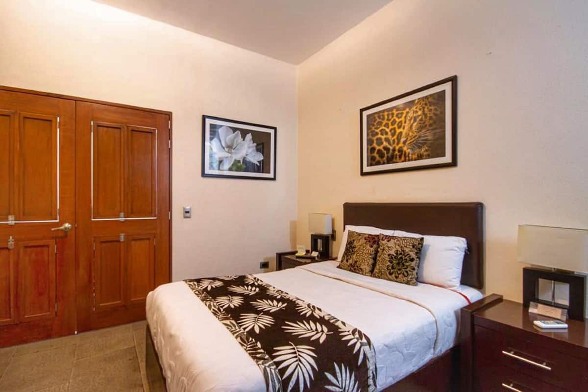 Habitación estándar | Edredón, caja de seguridad en la habitación y decoración personalizada