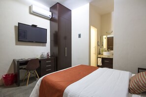 Chambre Standard | Couette en duvet, coffre-fort, décor unique, bureau