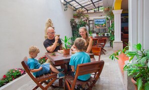 32-inch TV with cable channels, first-run movies - Posada Doña Luisa (Antigua Guatemala)