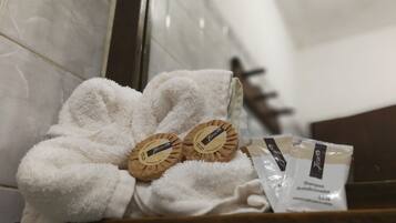 Ducha, artículos de tocador gratuitos, secador de pelo, toallas