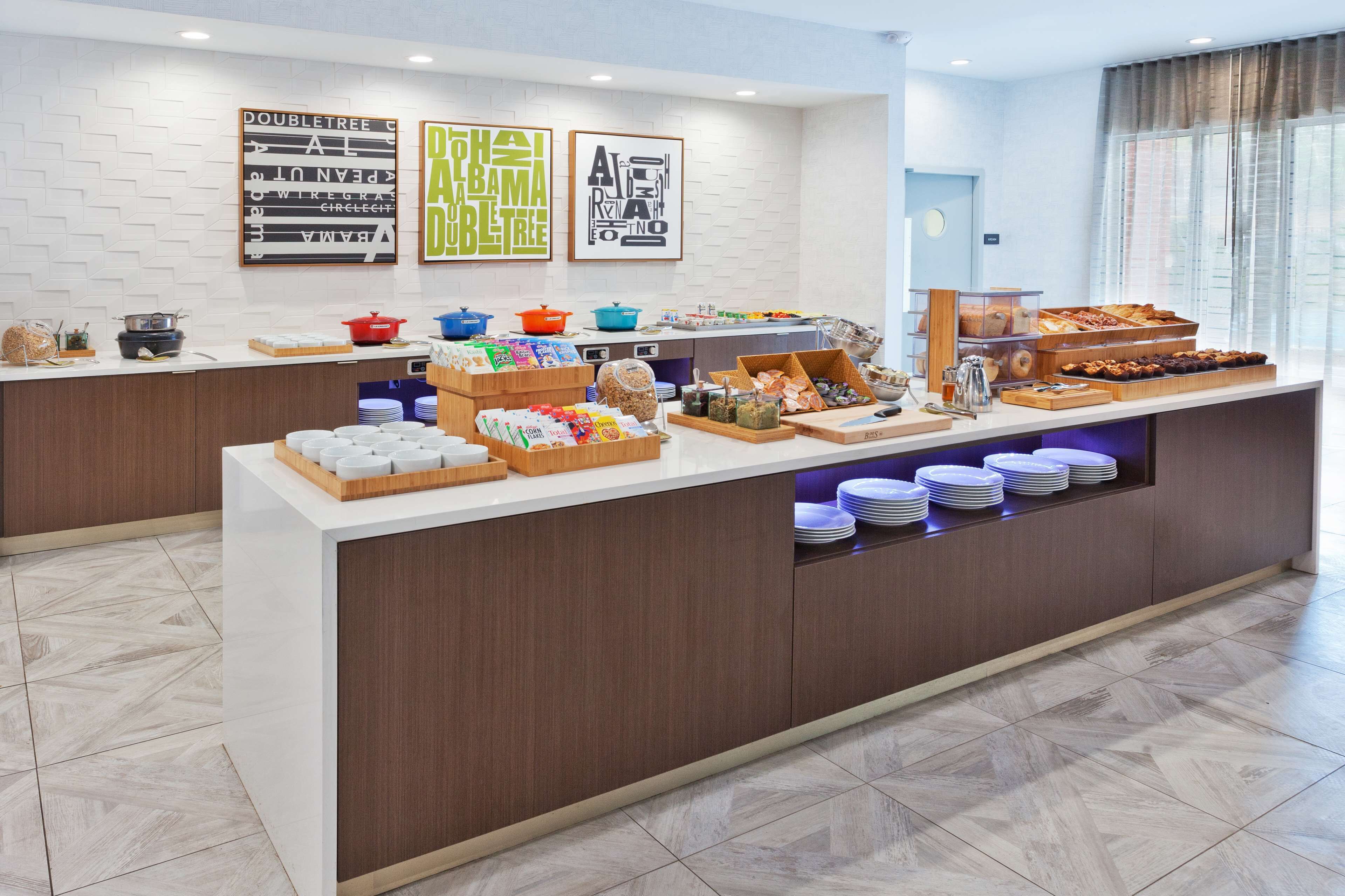 Un buffet proposant une variété de plats et d’aliments.