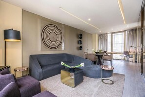 奢华套房 | 防过敏的被褥、迷你吧、客房内保险箱、办公桌