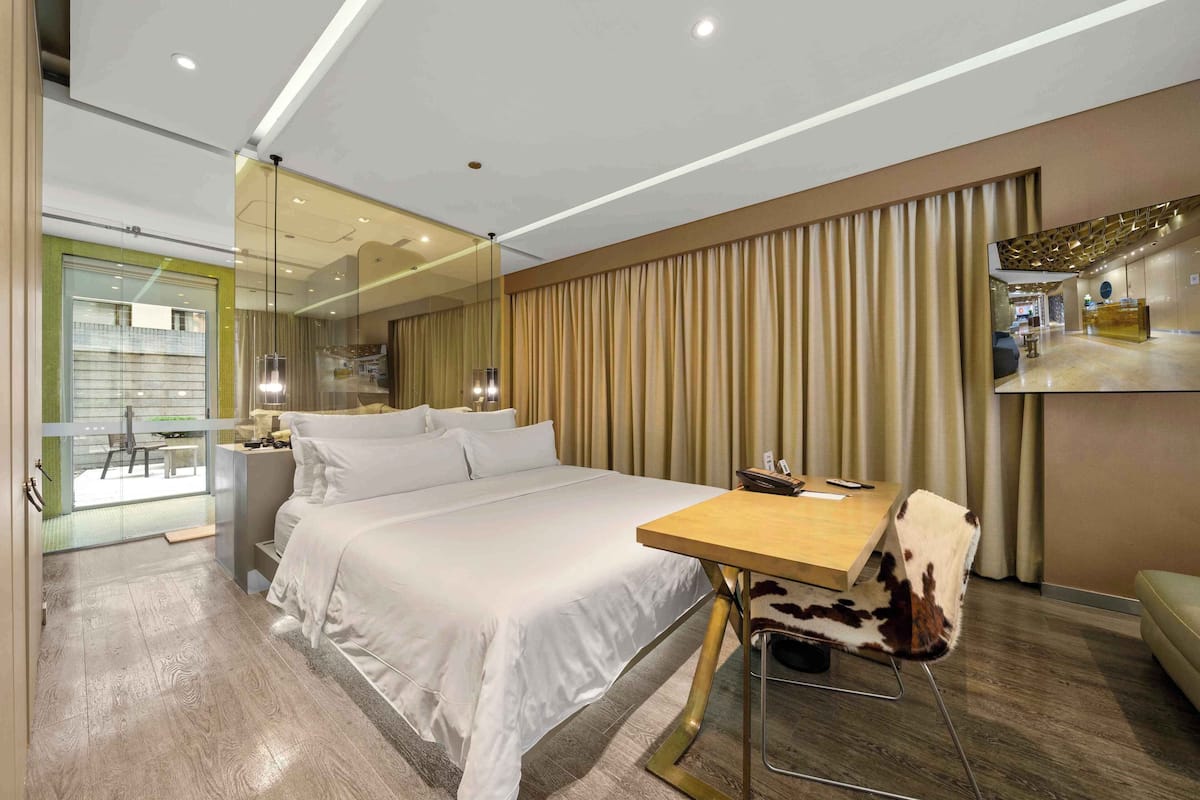 Signature Room | 1 bedroom, hypo-allergenic bedding, minibar, in-room safe