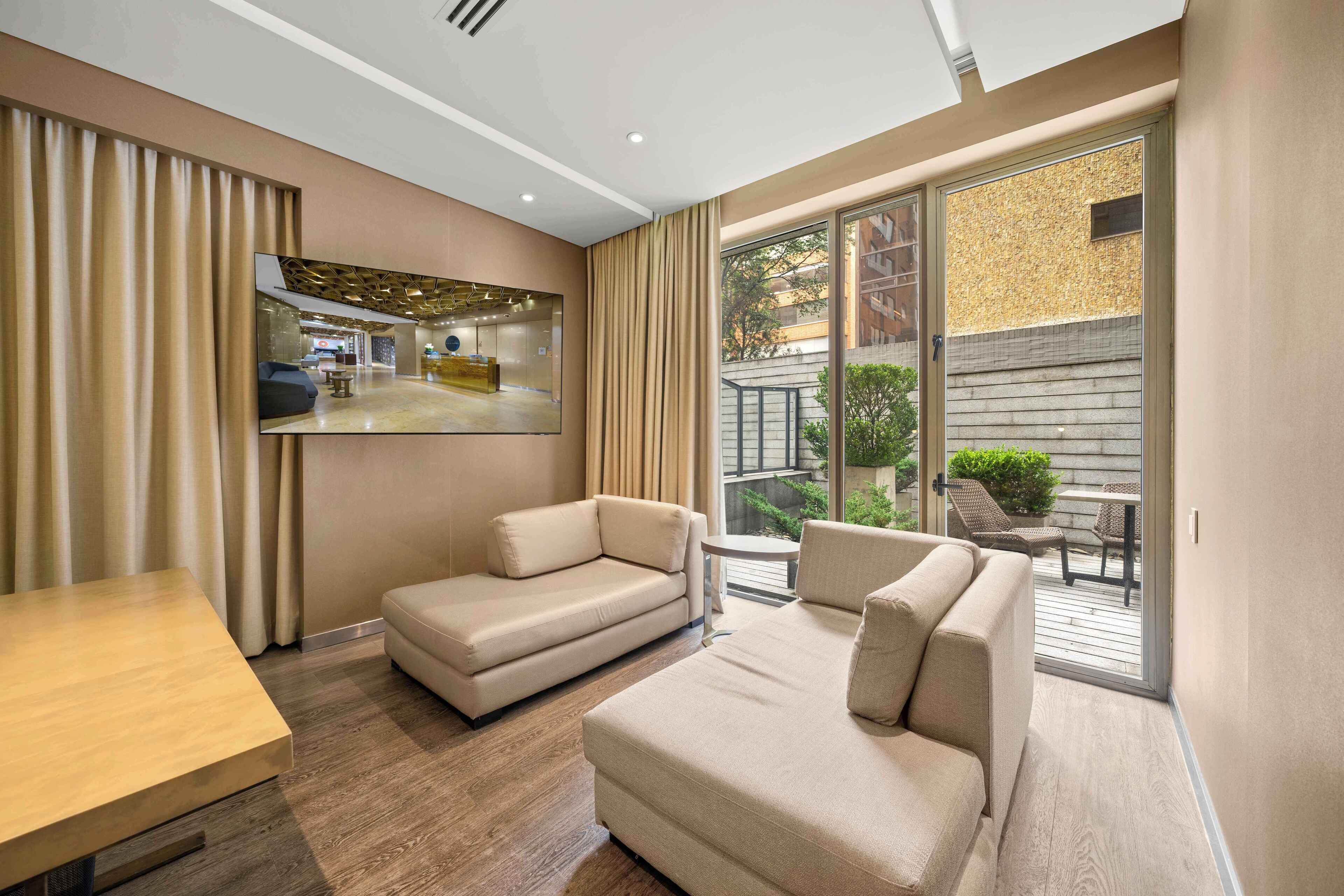 signature room | living area | lcd tv, ipod dock