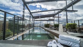 Inomhuspool med öppettider 08.00 till 18.00, och solstolar