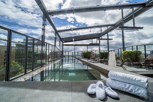 Sisäuima-allas avoinna 8.00–18.00, aurinkotuoleja