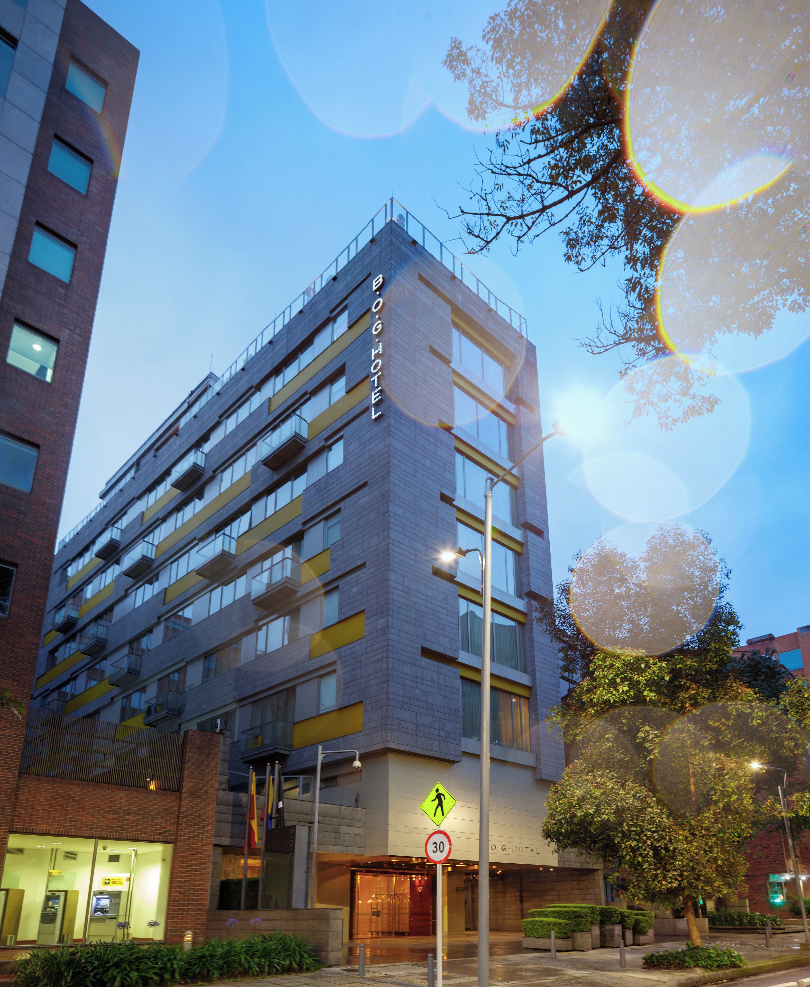Un immeuble à plusieurs étages sur lequel on peut lire l’inscription « HÔTEL B.O.G. ».