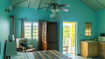 Studio | Safe på rommet, skrivebord og skrivebord for bærbar PC