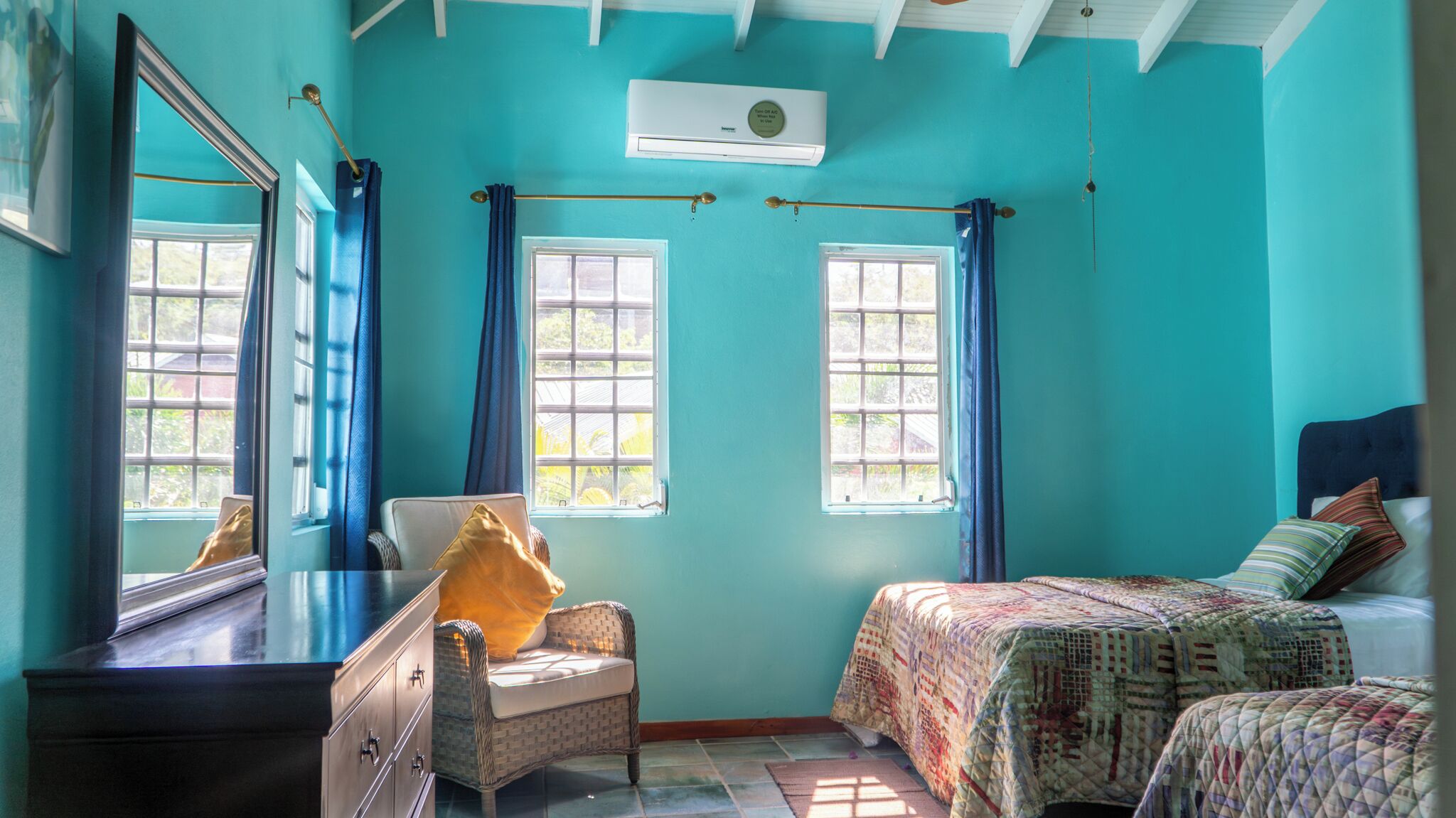 Habitación con 2 camas individuales | Caja de seguridad en la habitación y escritorio 