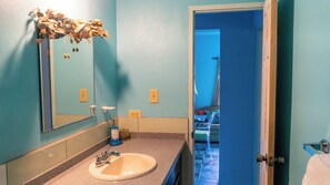 Apartment, 1 Bedroom | Bathroom | Shower, towels