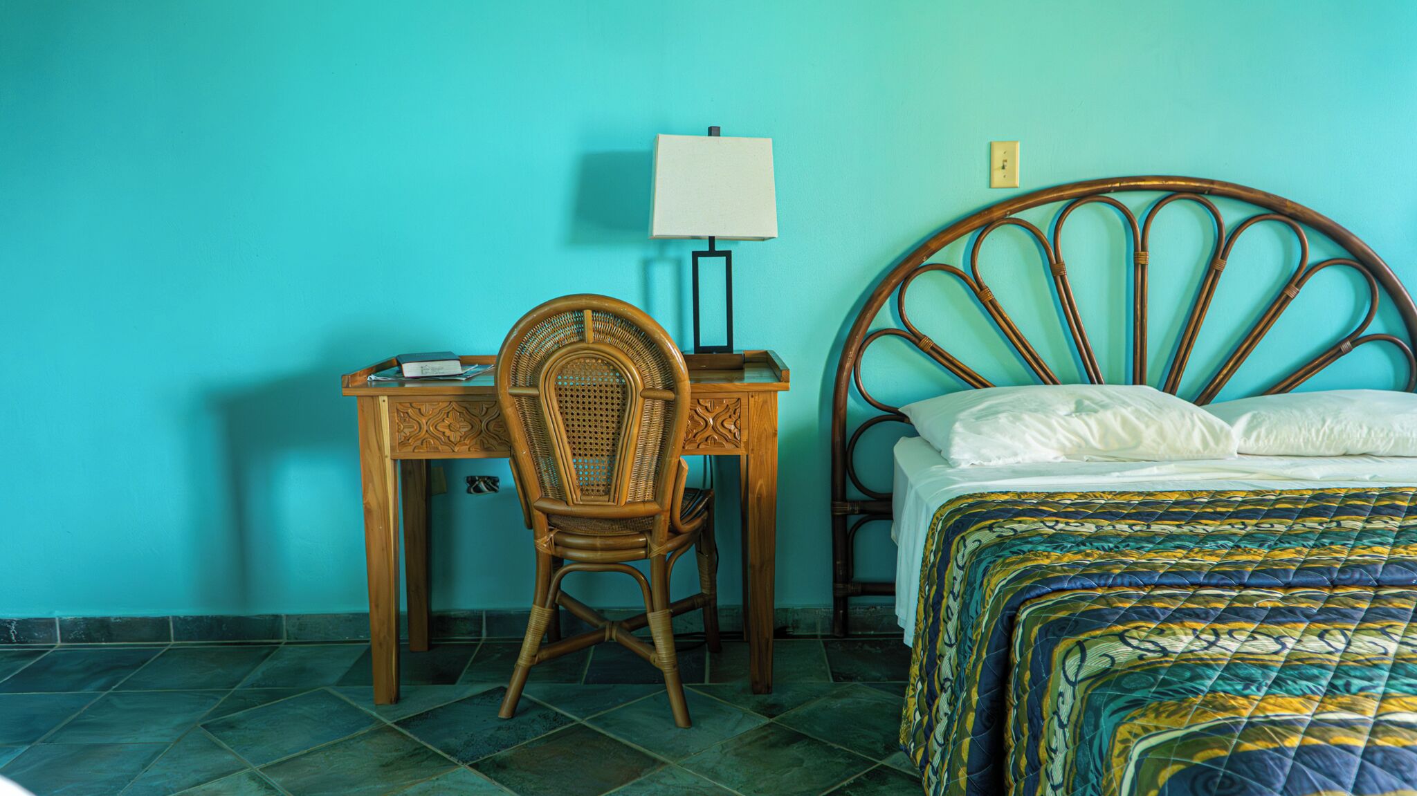 Studio | Safe på rommet, skrivebord og skrivebord for bærbar PC