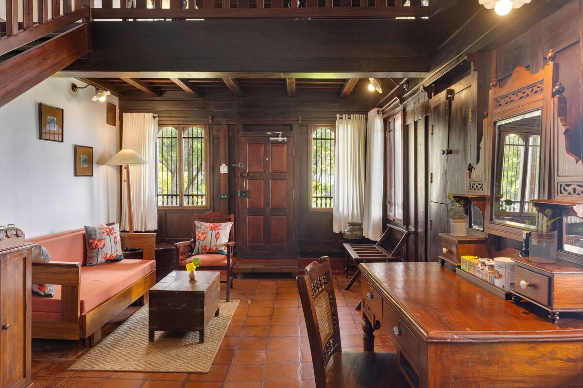 Un intérieur traditionnel en bois, avec un canapé, une table en bois et un meuble.