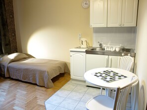 Twin Room | Private kitchenette | Fridge, stovetop, electric kettle, cookware/dishes/utensils