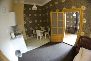 Chambre Triple | Coin cuisine privé | Réfrigérateur, plaque de cuisson, bouilloire électrique